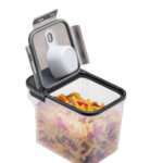 מיכל אחסון פלסטיק למזווה 5 ליטר עם ידית אחיזה וכף מזיגה דגם HPL992