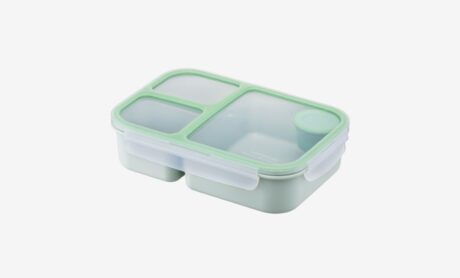 קופסת אוכל מחולקת ל-3 תאים בצבע ירוק מנטה 980 מ"ל עם מיכל רטבים נשלף הנצמד למכסה  של LOCK&LOCK. דגם HPL781M