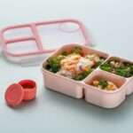 קופסת אוכל מחולקת ל-3 תאים בצבע ורוד 980 מ"ל עם מיכל רטבים נשלף הנצמד למכסה  של LOCK&LOCK. דגם HPL781P