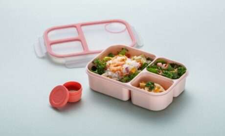 קופסת אוכל מחולקת ל-3 תאים בצבע ורוד 980 מ"ל עם מיכל רטבים נשלף הנצמד למכסה  של LOCK&LOCK. דגם HPL781P