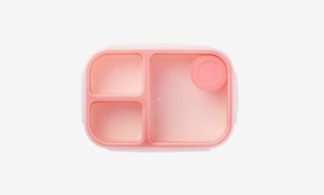 קופסת אוכל מחולקת ל-3 תאים בצבע ורוד 980 מ"ל עם מיכל רטבים נשלף הנצמד למכסה  של LOCK&LOCK. דגם HPL781P