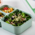 קופסת אוכל מחולקת ל-3 תאים בצבע ירוק מנטה 980 מ"ל עם מיכל רטבים נשלף הנצמד למכסה  של LOCK&LOCK. דגם HPL781M