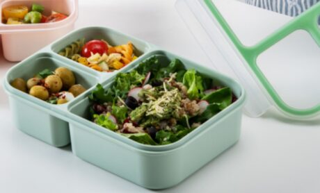 קופסת אוכל מחולקת ל-3 תאים בצבע ירוק מנטה 980 מ"ל עם מיכל רטבים נשלף הנצמד למכסה  של LOCK&LOCK. דגם HPL781M
